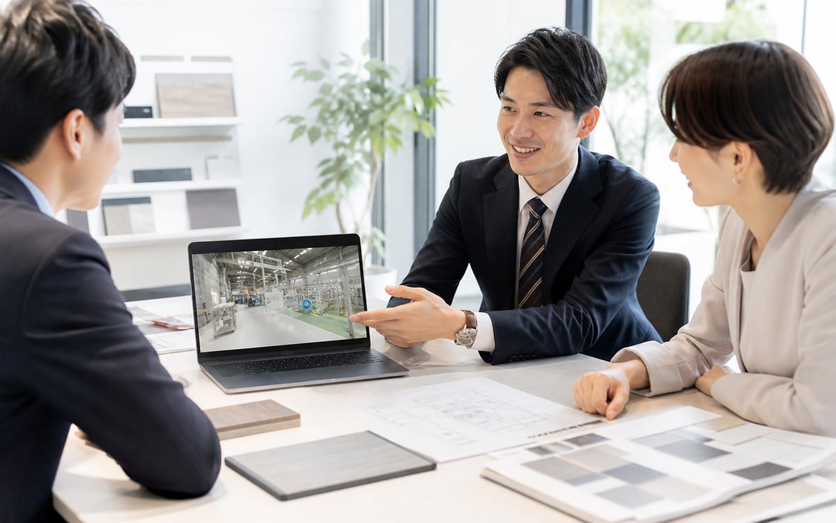工場を画面で共有する商談イメージ